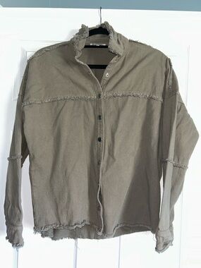 Relaxed Frayed-Edge Button-Front Top in Army Green